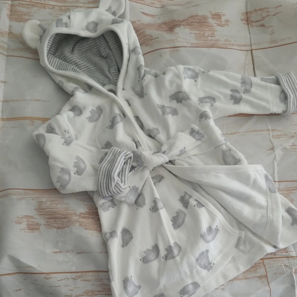 Carter's Boys Bath Pool Beach Robe .. 0-9 months .. w/ hood .. Gray Bears .. New